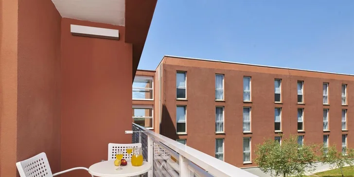 Môžete si vybrať aj izbu s balkónom orientovaným na more.