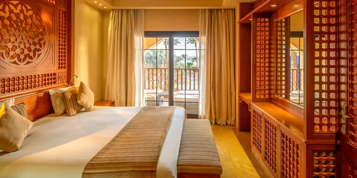 Ubytovaní budete ve dvoulůžkovém pokoji Junior Suite, kde je koupelna s vanou a balkon či terasa. Za příplatek si lze objednat i další typy pokojů, v nabídce je například rodinná suite či luxusnější Grand suite.