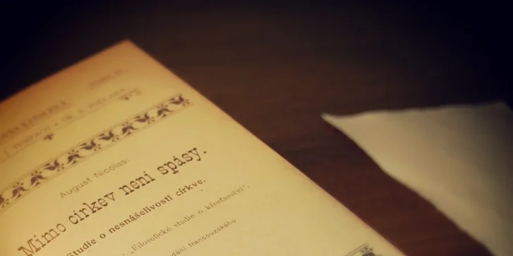 Originální hru umocňují originální rekvizity.