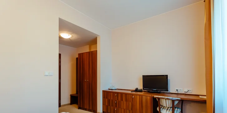 Jsou zařízené moderním nábytkem, mají samostatnou koupelnu se sprchou a toaletou, nechybí ani televize a Wi‑Fi.