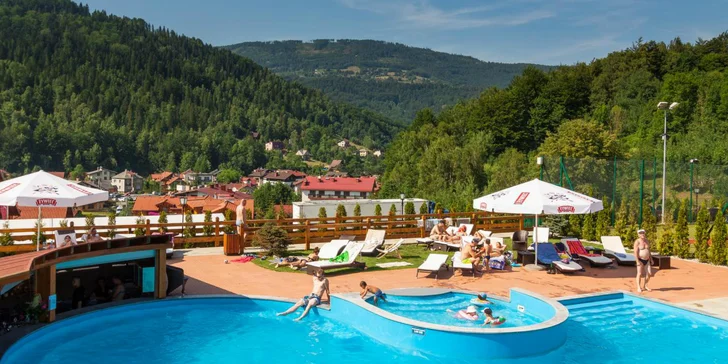 Milovníci aktívneho odpočinku môžu v lete využiť vonkajší bazén, multifunkčné ihrisko či požičovňu športových potrieb