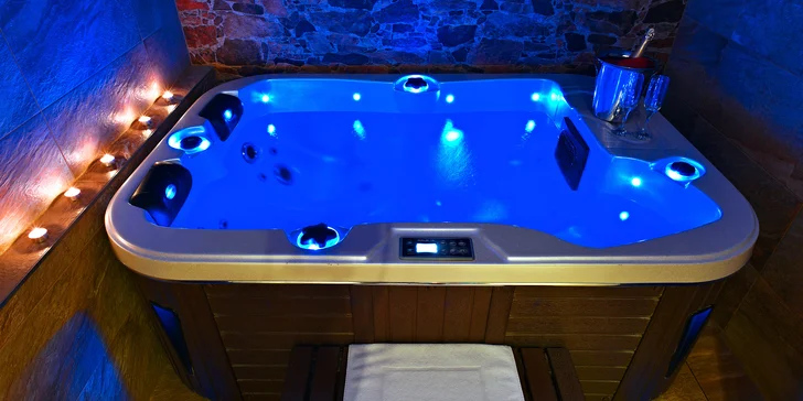 Romantika v privátním wellness: 2 hodiny ve vířivce i sauně, sekt či víno a ovocná mísa