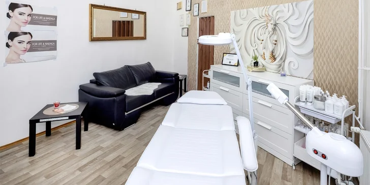 Součástí všech tří balíčků – Black, Silver i Gold – je důkladné odlíčení a hydratační tonizace pleti.