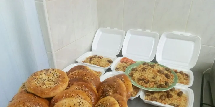 Tři tradiční uzbecké speciality: manti, samsa nebo plov
