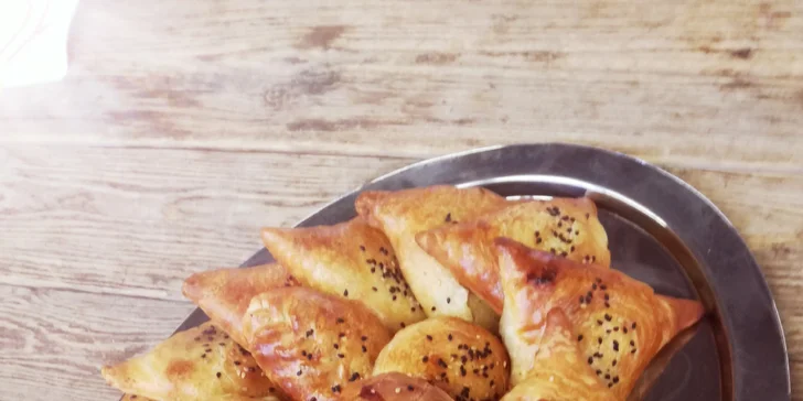 Tři tradiční uzbecké speciality: manti, samsa nebo plov