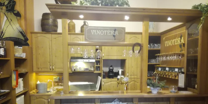 S kámoškou do vinotéky: litr vínka a k němu nakládaný hermelín a klobáska