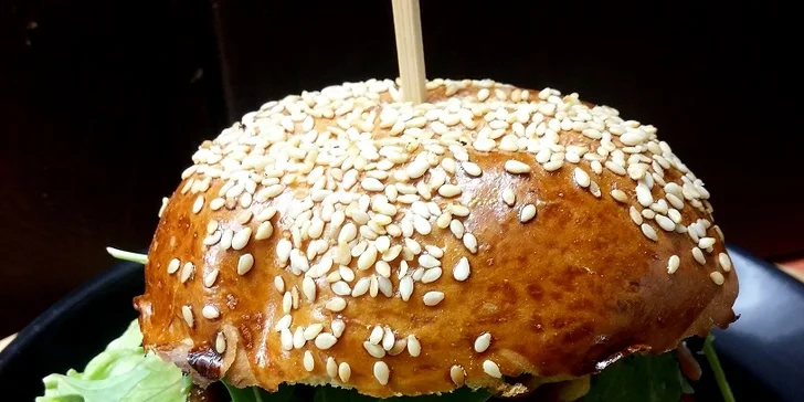 XXL burgery s masem od řezníka v domácí máslové bulce
