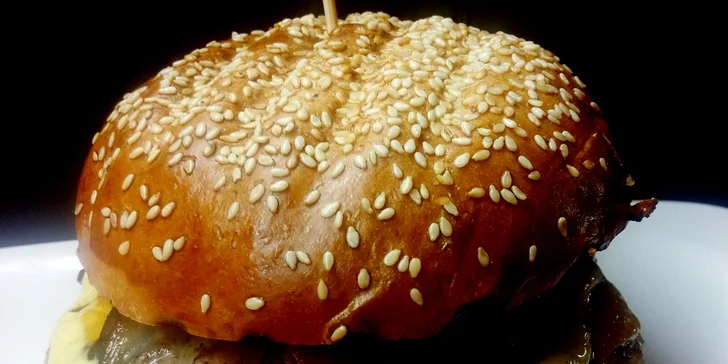 XXL burgery s masem od řezníka v domácí máslové bulce