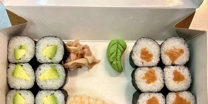  V Továrně na Sushi vám připraví vegetariánský set sushi, ale také střední a velký set, ve kterém najdete třeba lososa nebo krevety.