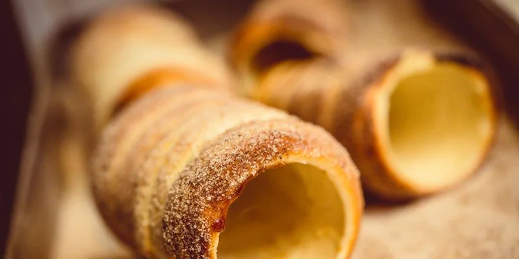Trdelník: klasický nebo s náplní dle výběru a horký nápoj