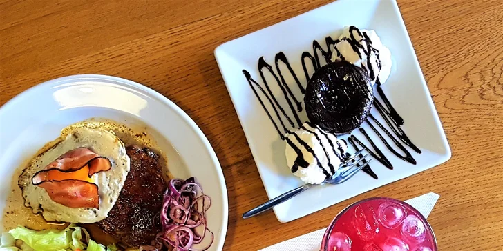 Menu inspirované filmem Pulp Fiction: hovězí steak, dezert, limonáda a kafe