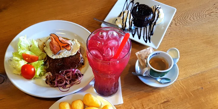 Menu inspirované filmem Pulp Fiction: hovězí steak, dezert, limonáda a kafe
