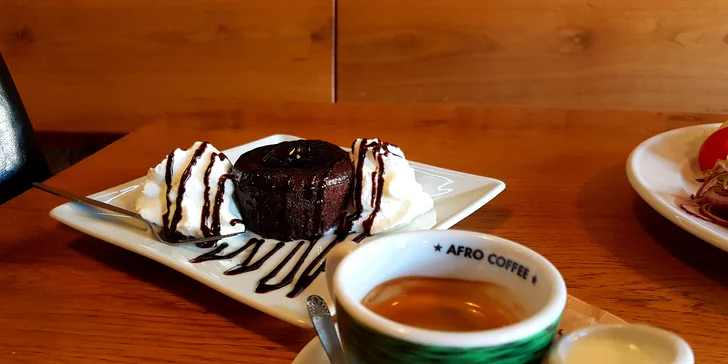 Menu inspirované filmem Pulp Fiction: hovězí steak, dezert, limonáda a kafe