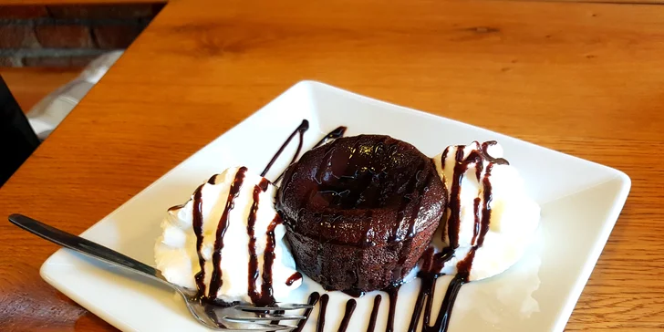 Menu inspirované filmem Pulp Fiction: hovězí steak, dezert, limonáda a kafe