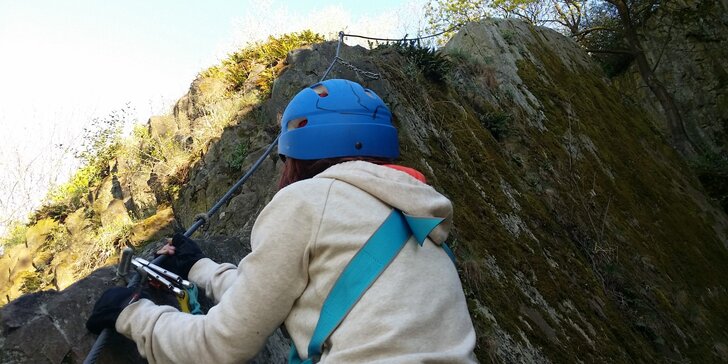 Jednodenní kurz lezení via ferrata na Slánské hoře pro jednoho, pár nebo partu