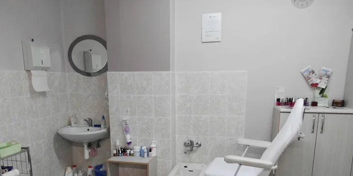 Nožky jako nové: klasická mokrá pedikúra včetně lakování gel lakem