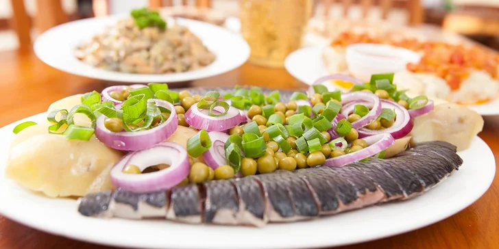 Ukrajinsko-ruské degustační menu s lahví vína pro 4 osoby