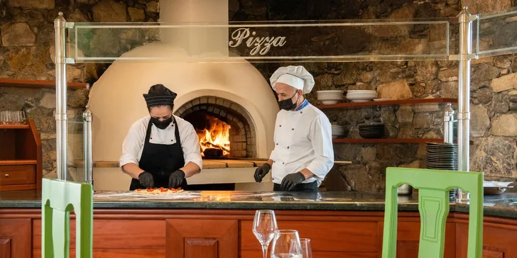 Kromě hlavní restaurace jsou tu dvě à la carte, jedna italská, jedna zaměřená na maso. 