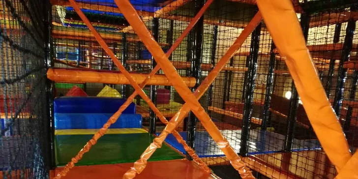 Vypusťte děti do labyrintu: Vstup do dětské herny s 5 patry prolézaček