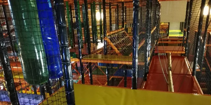 Vypusťte děti do labyrintu: Vstup do dětské herny s 5 patry prolézaček