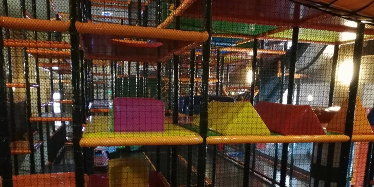Vypusťte děti do labyrintu: Vstup do dětské herny s 5 patry prolézaček