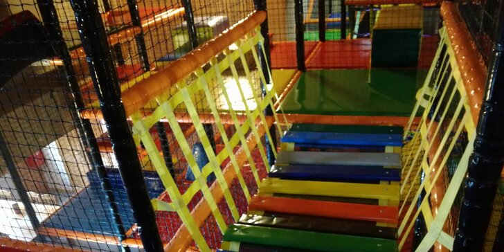 Vypusťte děti do labyrintu: Vstup do dětské herny s 5 patry prolézaček
