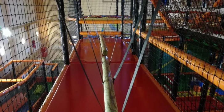 Vypusťte děti do labyrintu: Vstup do dětské herny s 5 patry prolézaček