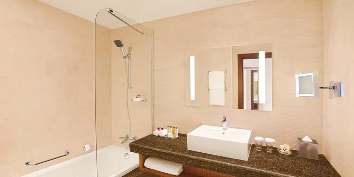 Všechny pokoje jsou klimatizované, vybavené LCD TV a mají vlastní balkon i koupelnu.