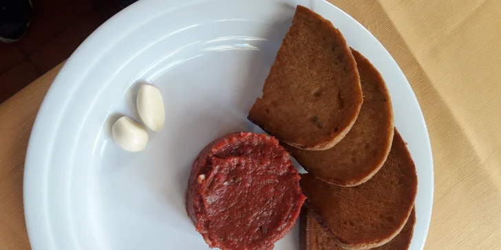 Tatarák z pravé svíčkové s křupavými topinkami