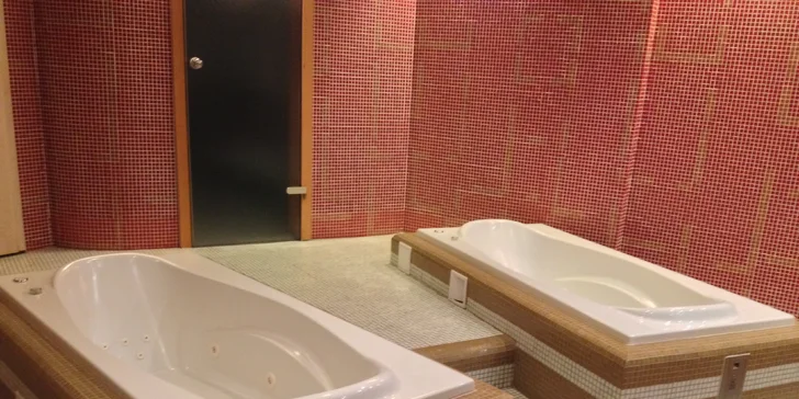 Dvě hodiny privátní relaxace až pro 4 osoby: sauna, pára i masážní vana
