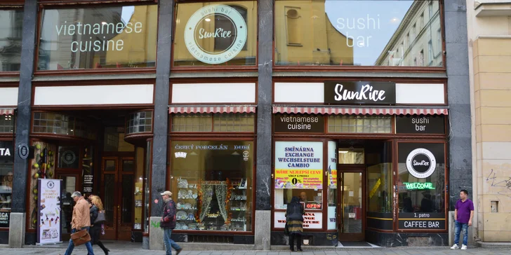 Sushi set s 32 kousky s krevetami, lososem, tuňákem i avokádem