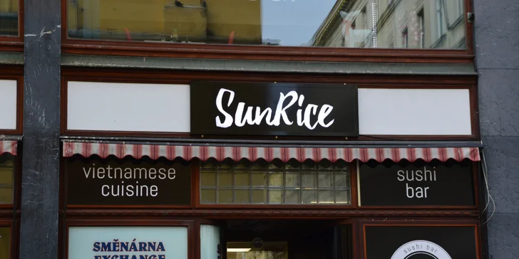Sushi set s 32 kousky s krevetami, lososem, tuňákem i avokádem