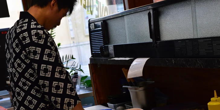 Sushi set s 32 kousky s krevetami, lososem, tuňákem i avokádem