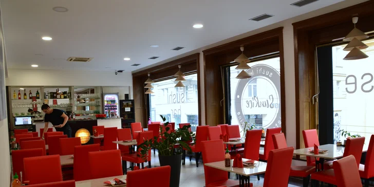 Sushi set s 32 kousky s krevetami, lososem, tuňákem i avokádem