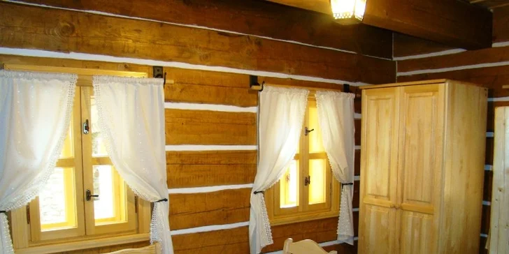 Rodinný pobyt v Pohádkové vesničce s polopenzí a vstupem do bazénu