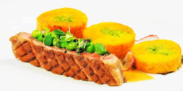 Moderní degustační menu: kachní prso s řasou Nori i telecí tataráček