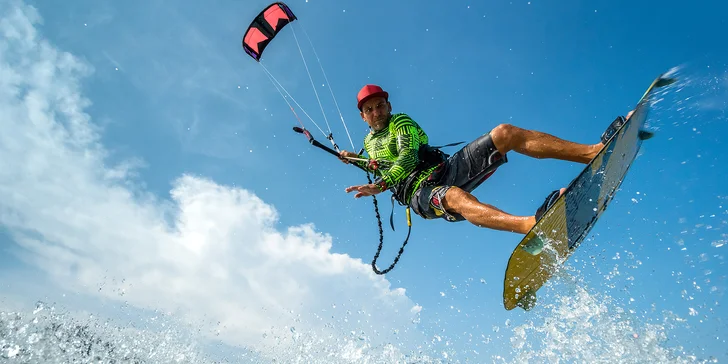 Naberte vítr do plachet: Kurz snowkitingu, landkitingu nebo kiteboardingu