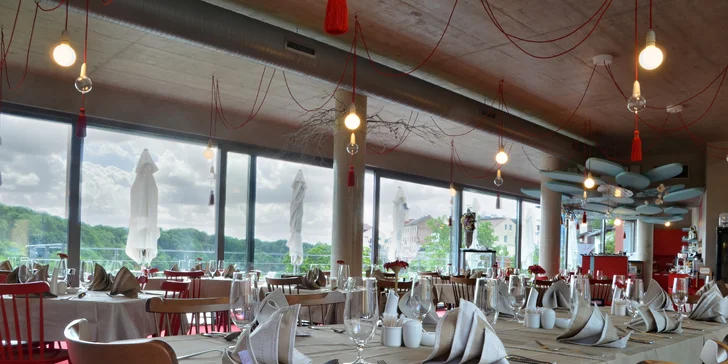 Tříchodové menu: sýrový koláč, vepřová kotleta nebo salát a jablečný sorbet
