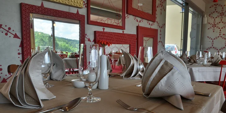 Tříchodové menu: sýrový koláč, vepřová kotleta nebo salát a jablečný sorbet