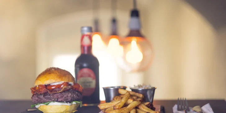 Nacpěte se k prasknutí: hovězí nebo vegetariánský burger, hranolky a coleslaw