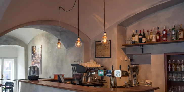 Nacpěte se k prasknutí: hovězí nebo vegetariánský burger, hranolky a coleslaw