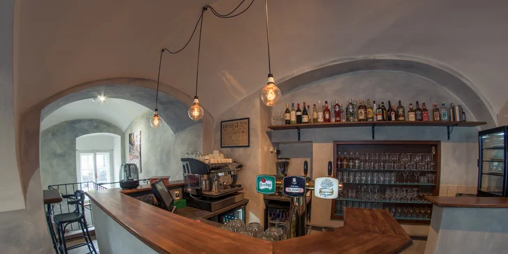 Nacpěte se k prasknutí: hovězí nebo vegetariánský burger, hranolky a coleslaw