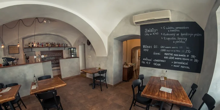 Nacpěte se k prasknutí: hovězí nebo vegetariánský burger, hranolky a coleslaw