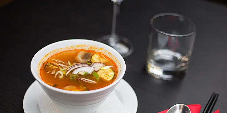 Objevte chutě Asie: 4chodové menu s lahví bílého vína i bez pro 2 osoby
