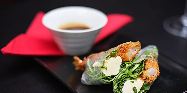 Objevte chutě Asie: 4chodové menu s lahví bílého vína i bez pro 2 osoby
