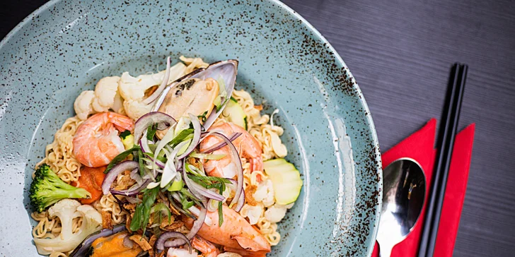 Objevte chutě Asie: 4chodové menu s lahví bílého vína i bez pro 2 osoby