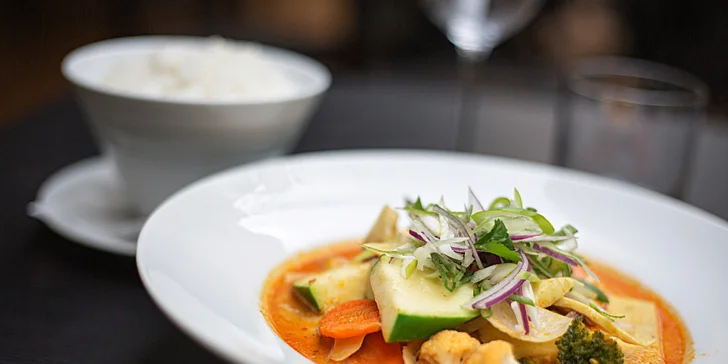 Objevte chutě Asie: 4chodové menu s lahví bílého vína i bez pro 2 osoby