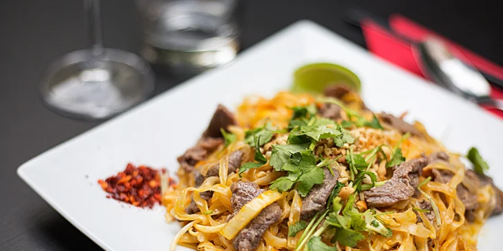 Objevte chutě Asie: 4chodové menu s lahví bílého vína i bez pro 2 osoby