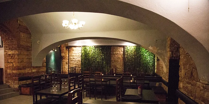 Objevte chutě Asie: 4chodové menu s lahví bílého vína i bez pro 2 osoby