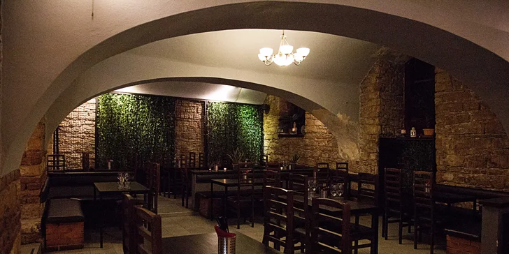 Objevte chutě Asie: 4chodové menu s lahví bílého vína i bez pro 2 osoby